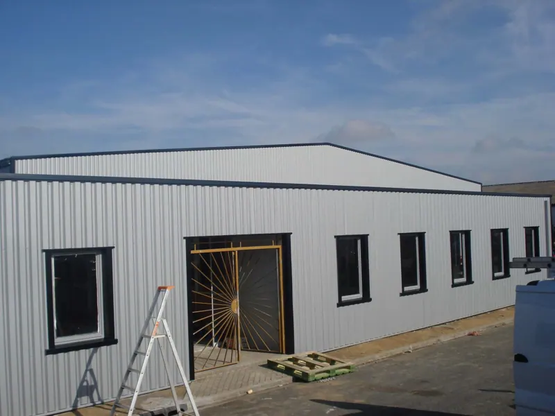 Atelier et bureaux après pose du bardage, Arras