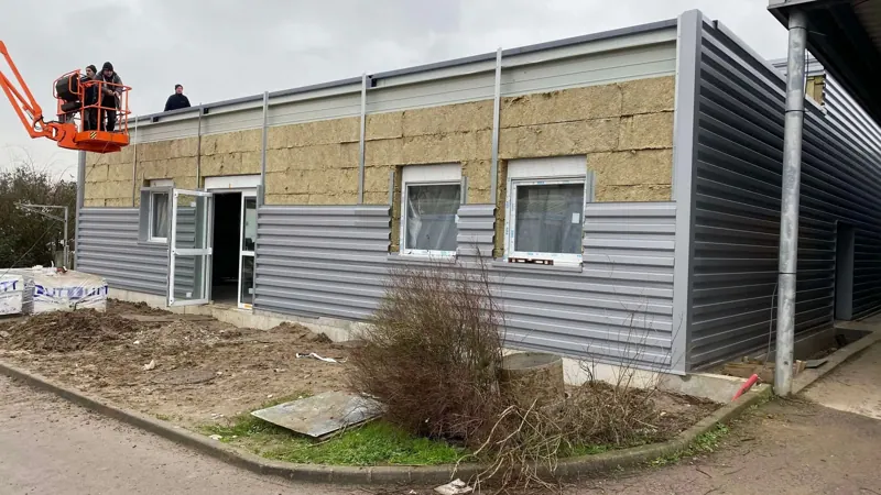 Bardage d'un établissement en cours de rénovation