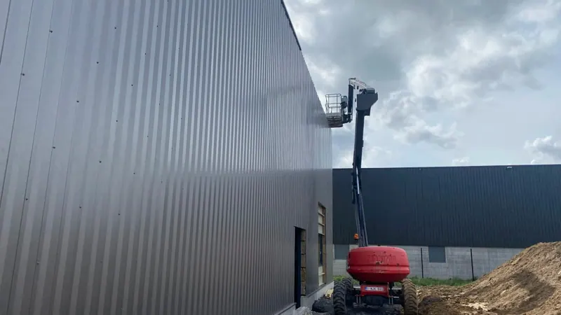 Pose de bardage métallique en angle depuis la nacelle