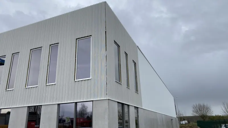 Bâtiment tertiaire neuf en bardage blanc
