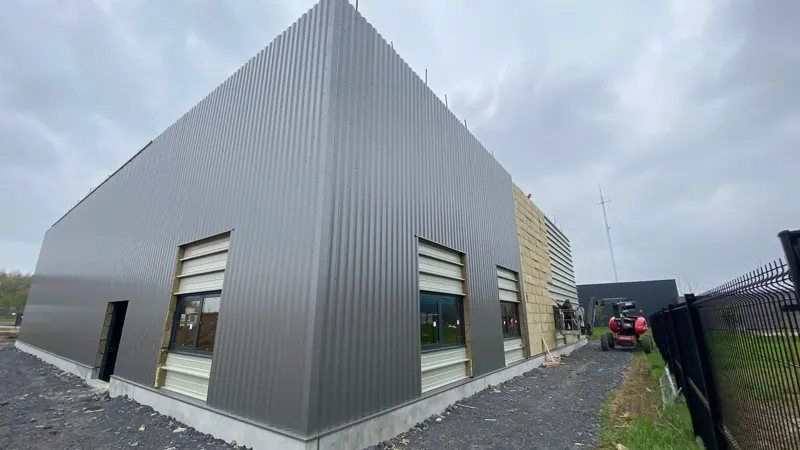 Façade de bâtiment industriel en bardage acier gris