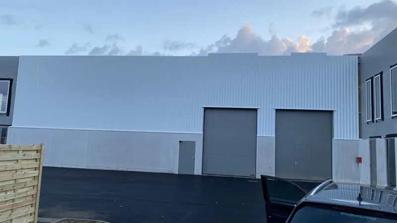 Bâtiment logistique en bardage blanc et portes sectionnelles