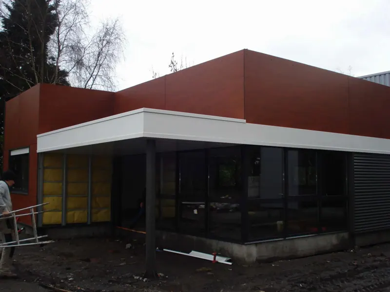 Extension de bureaux, bardage et casquette blanche, Leforest