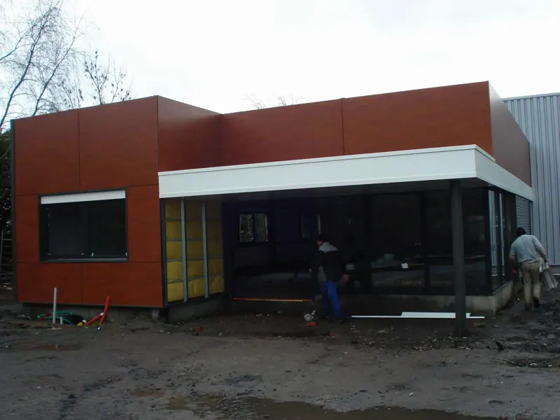 Façade d'extension en panneaux couleur terre cuite, Leforest