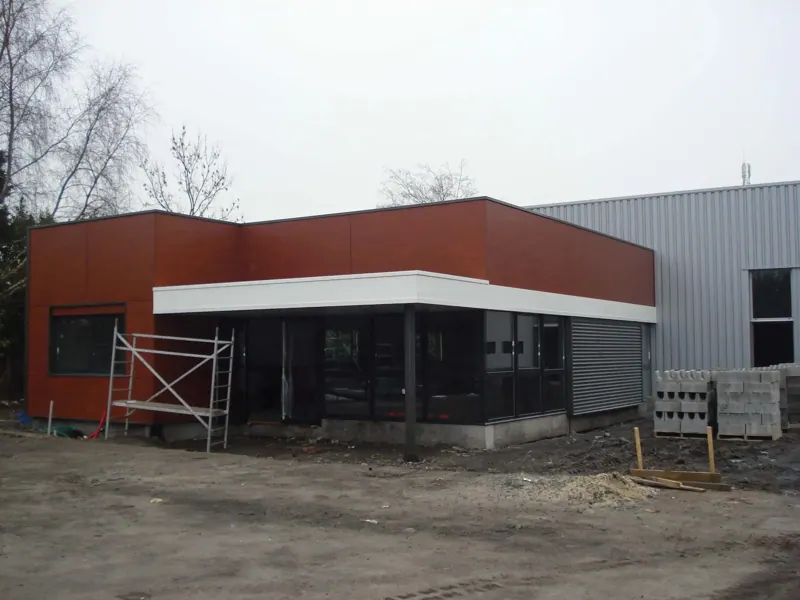 Chantier d'extension de bureaux en cours de bardage, Leforest