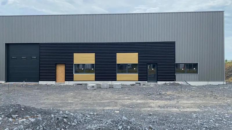 Façade de bâtiment d'activité terminée, bardage bicolore