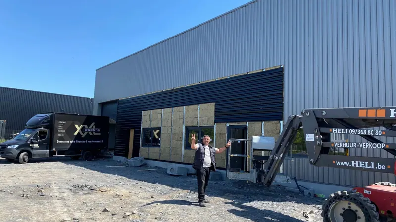 Bardage d'une façade de bâtiment d'activité
