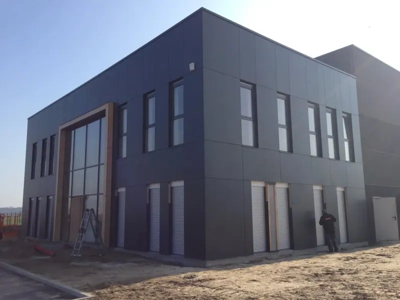 Bâtiment tertiaire neuf habillé de bardage métallique noir