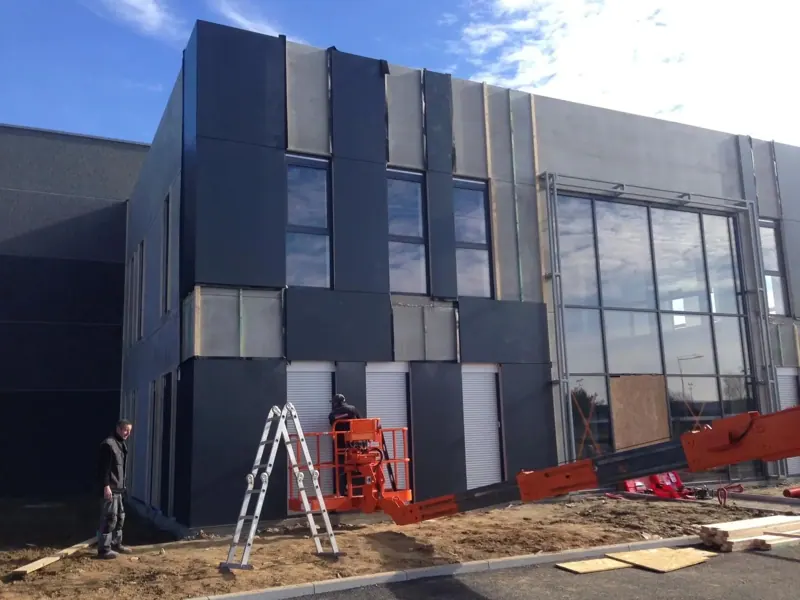 Pose des cassettes de façade en nacelle, Lambres-lez-Douai