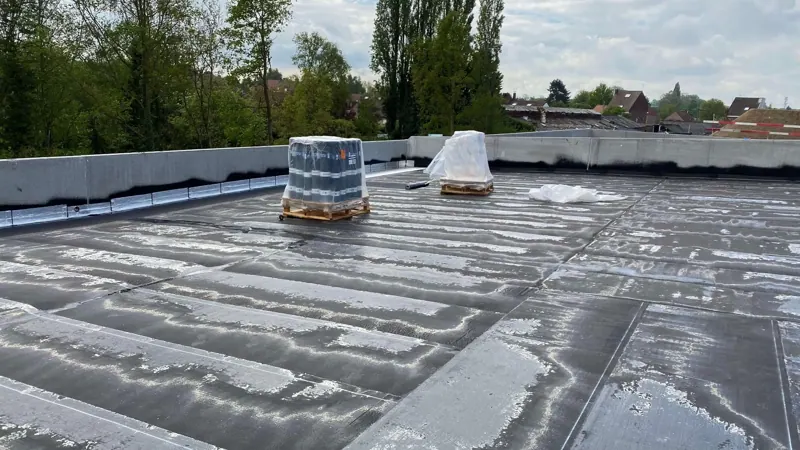 Toiture industrielle en cours d'étanchéité