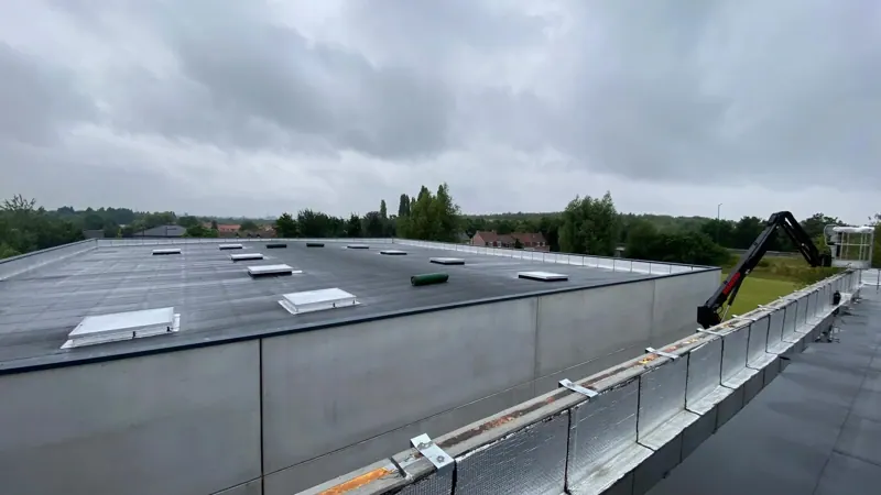 Toiture-terrasse d'un bâtiment industriel après réfection de l'étanchéité